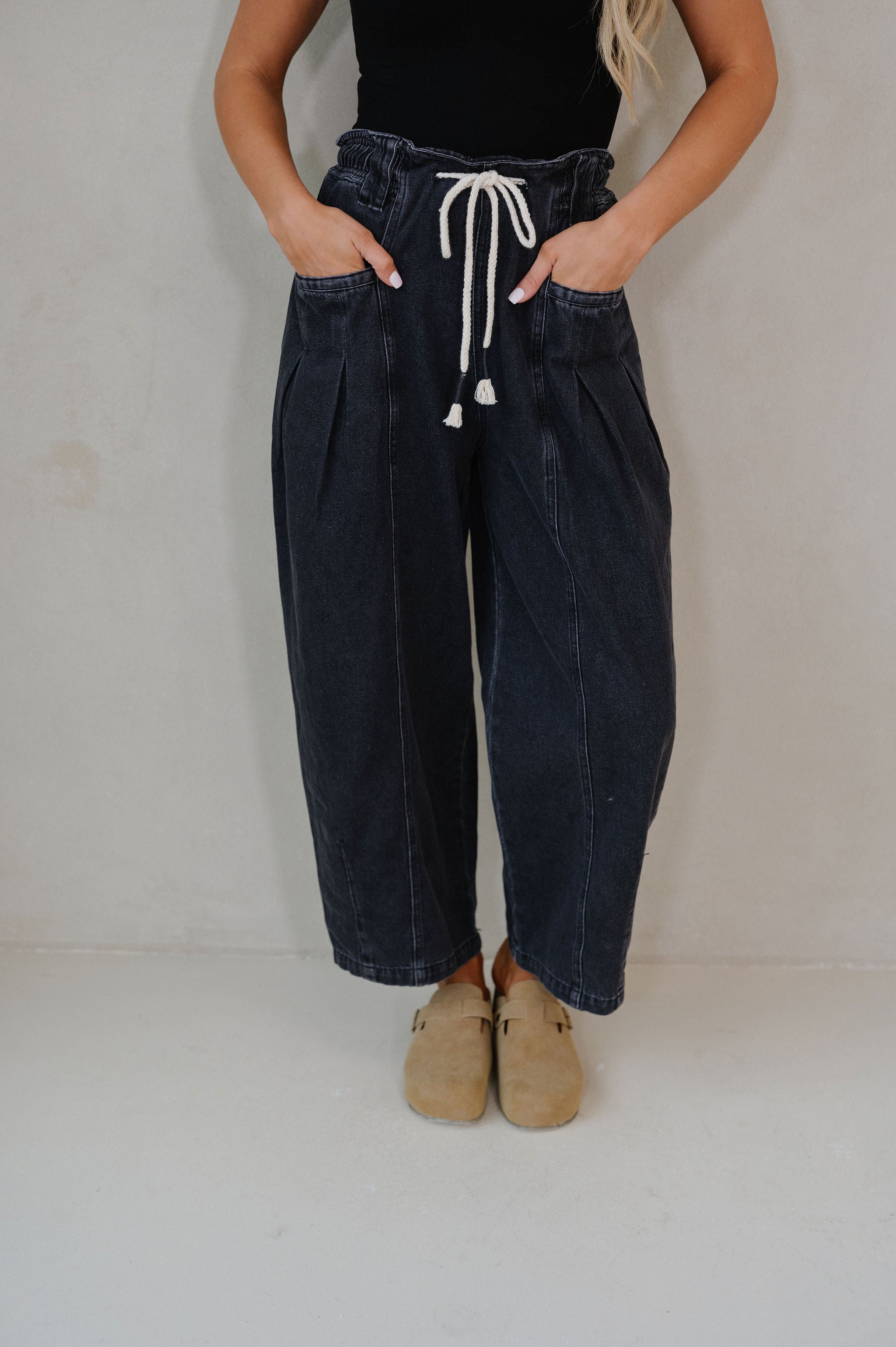 Pleated Barrel Leg Pants-Black