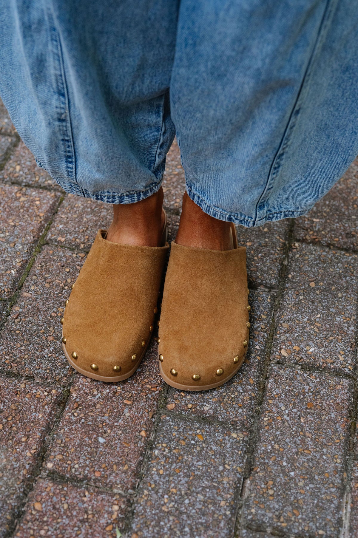 Joney Stud Slide-Light Brown Suede//DOLCE VITA