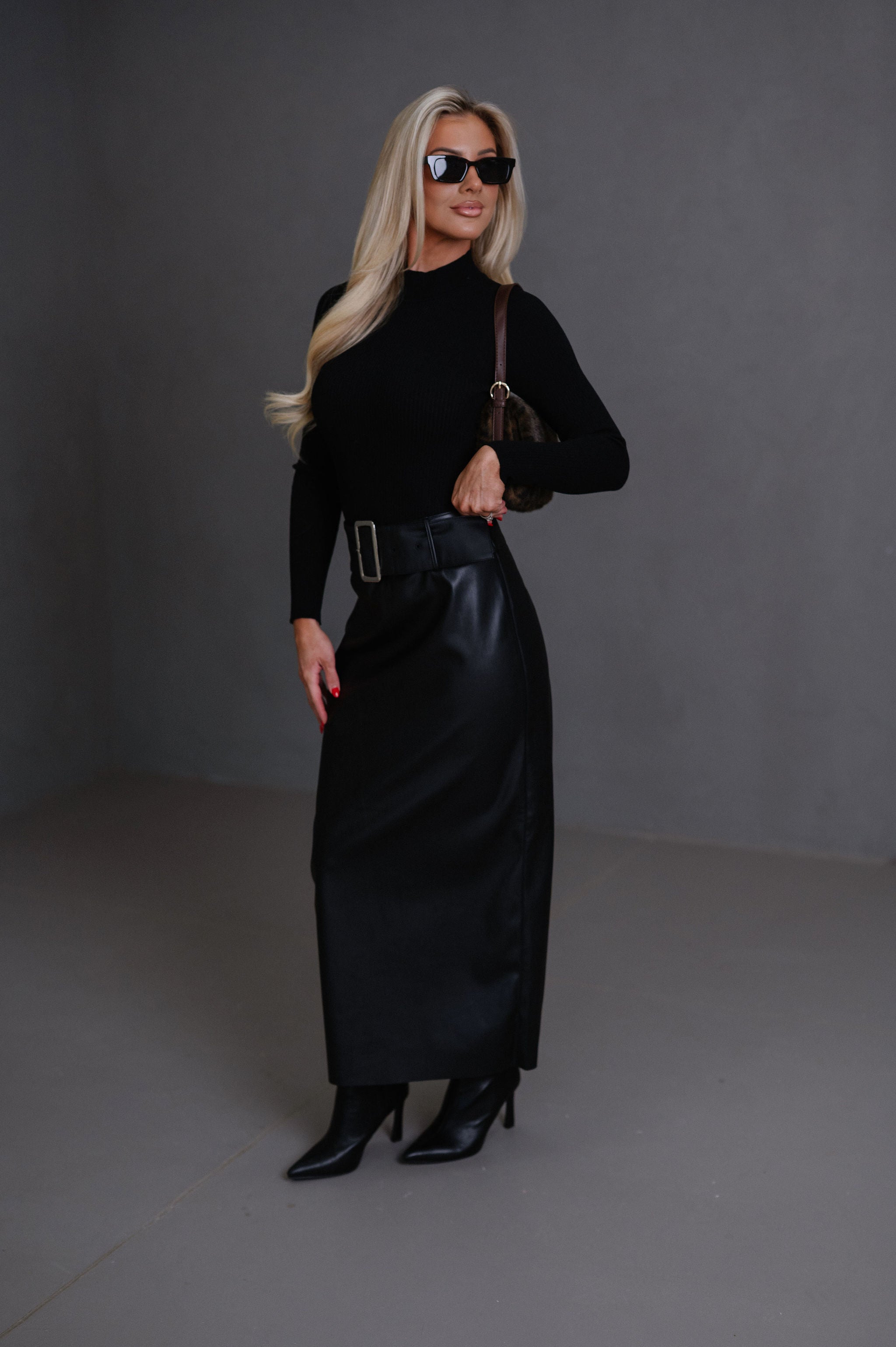 Buckle Waist Back Slit Skirt-Black