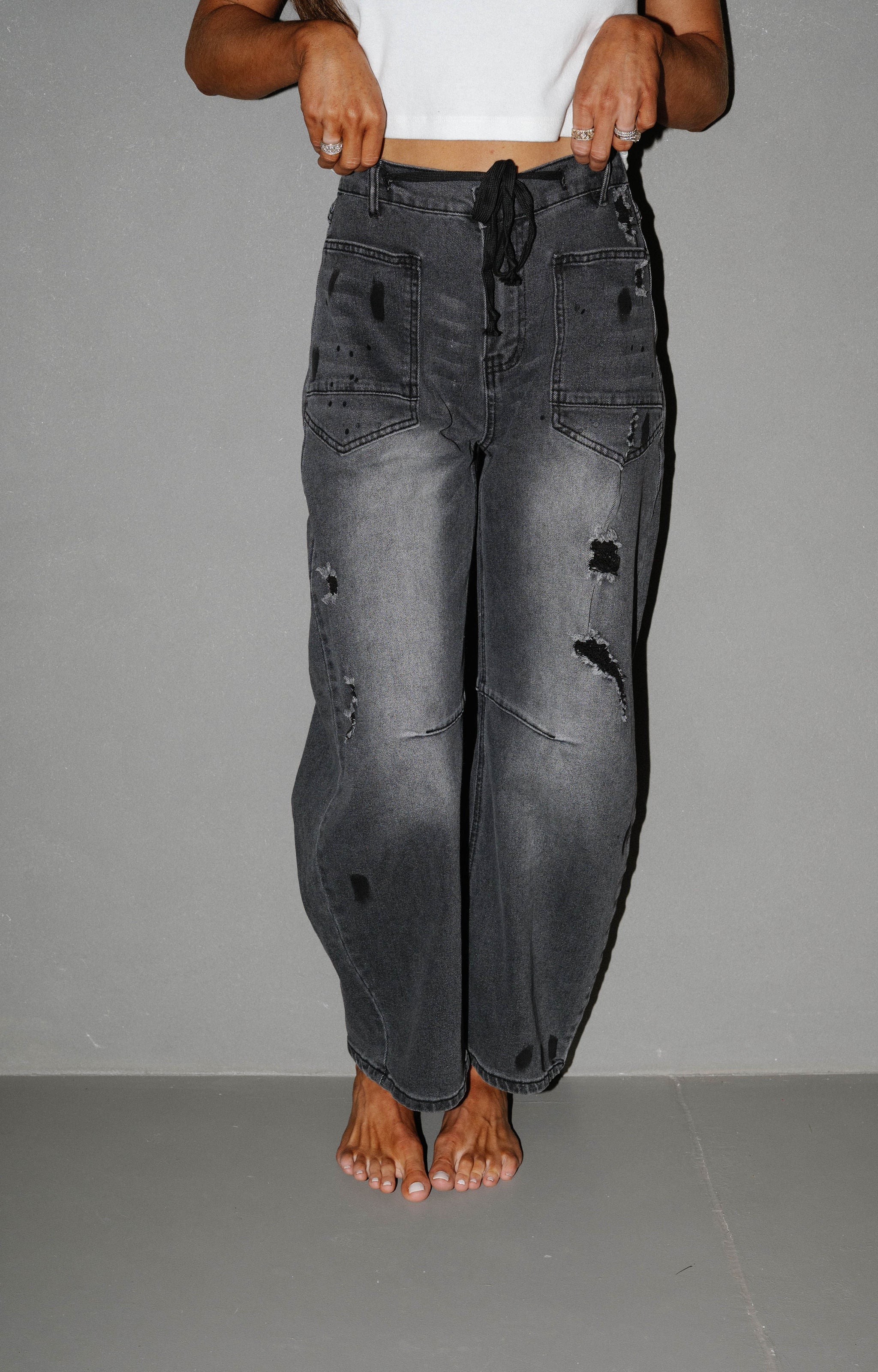 Washed Distressed Barrel Jean-Black