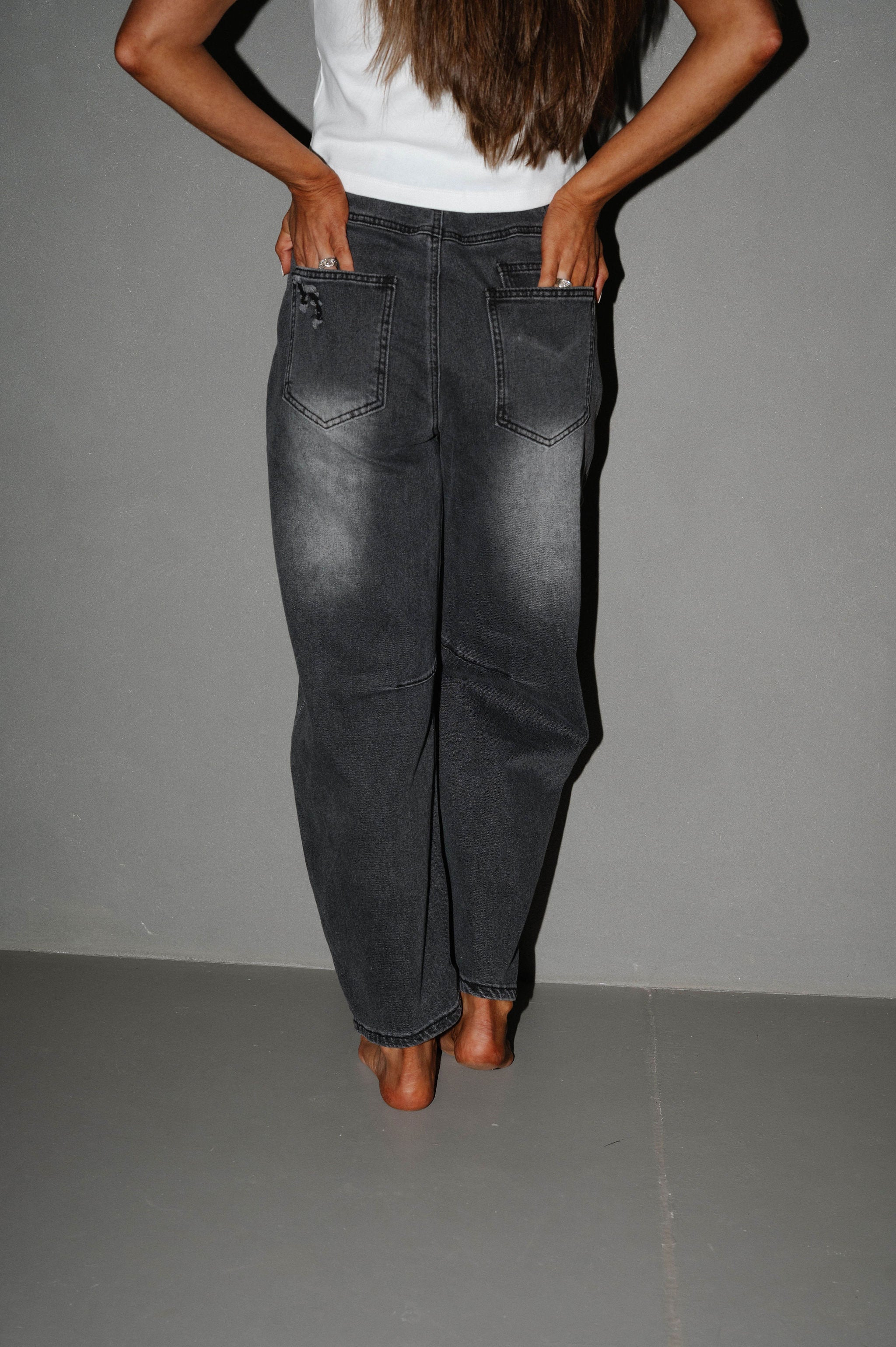 Washed Distressed Barrel Jean-Black