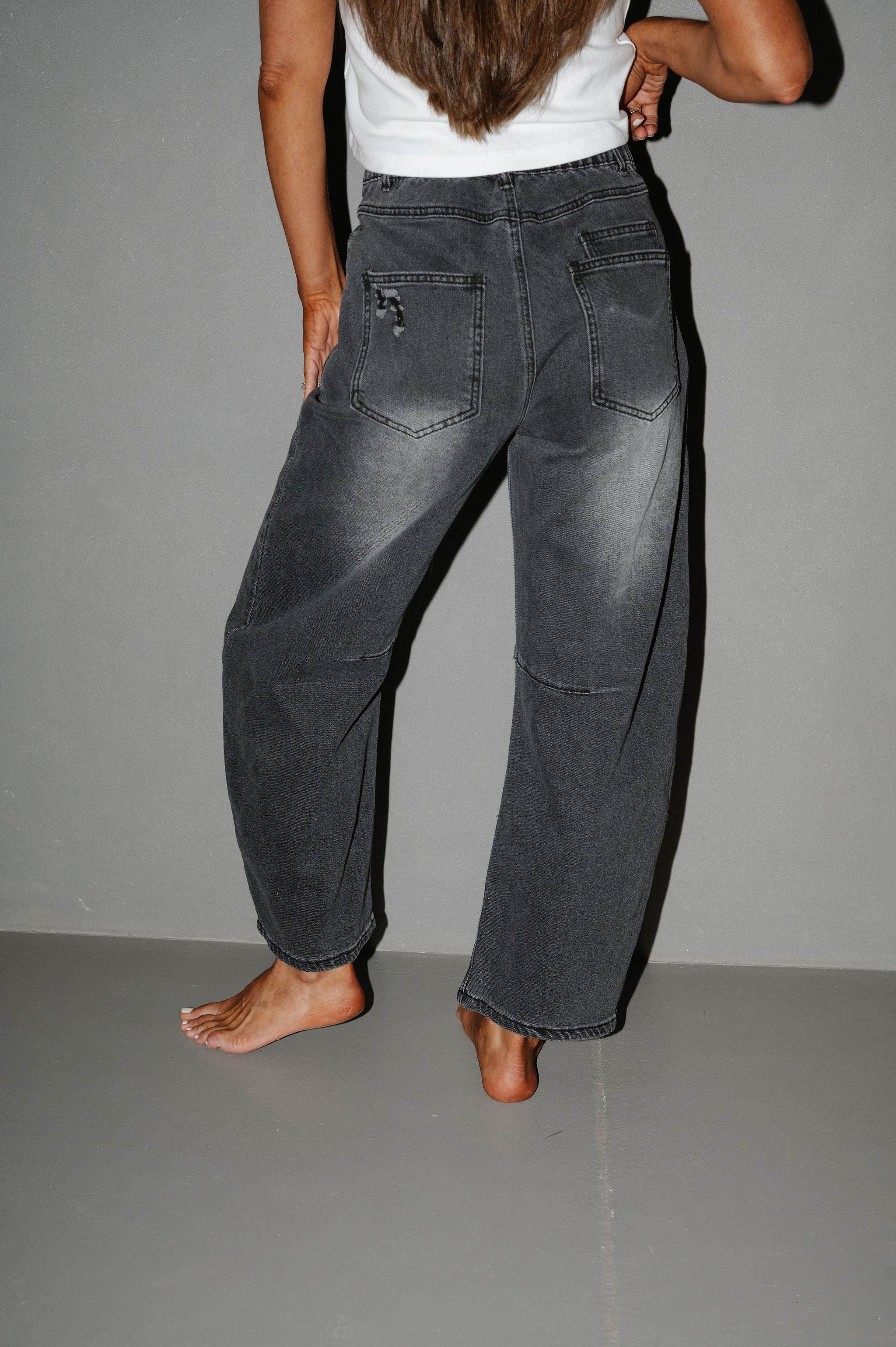 Washed Distressed Barrel Jean-Black
