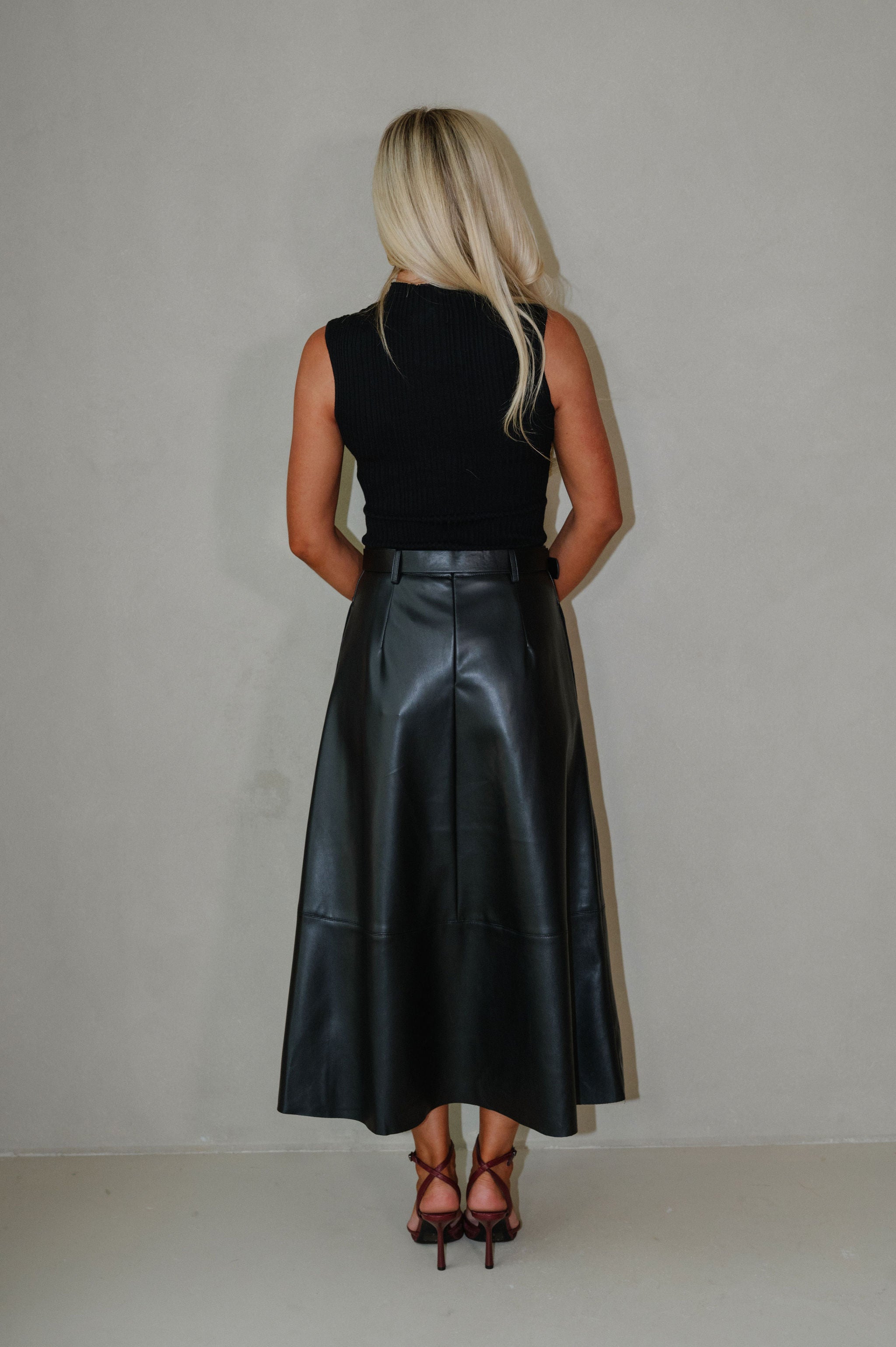 Annabelle Sleeveless Sweater-Black