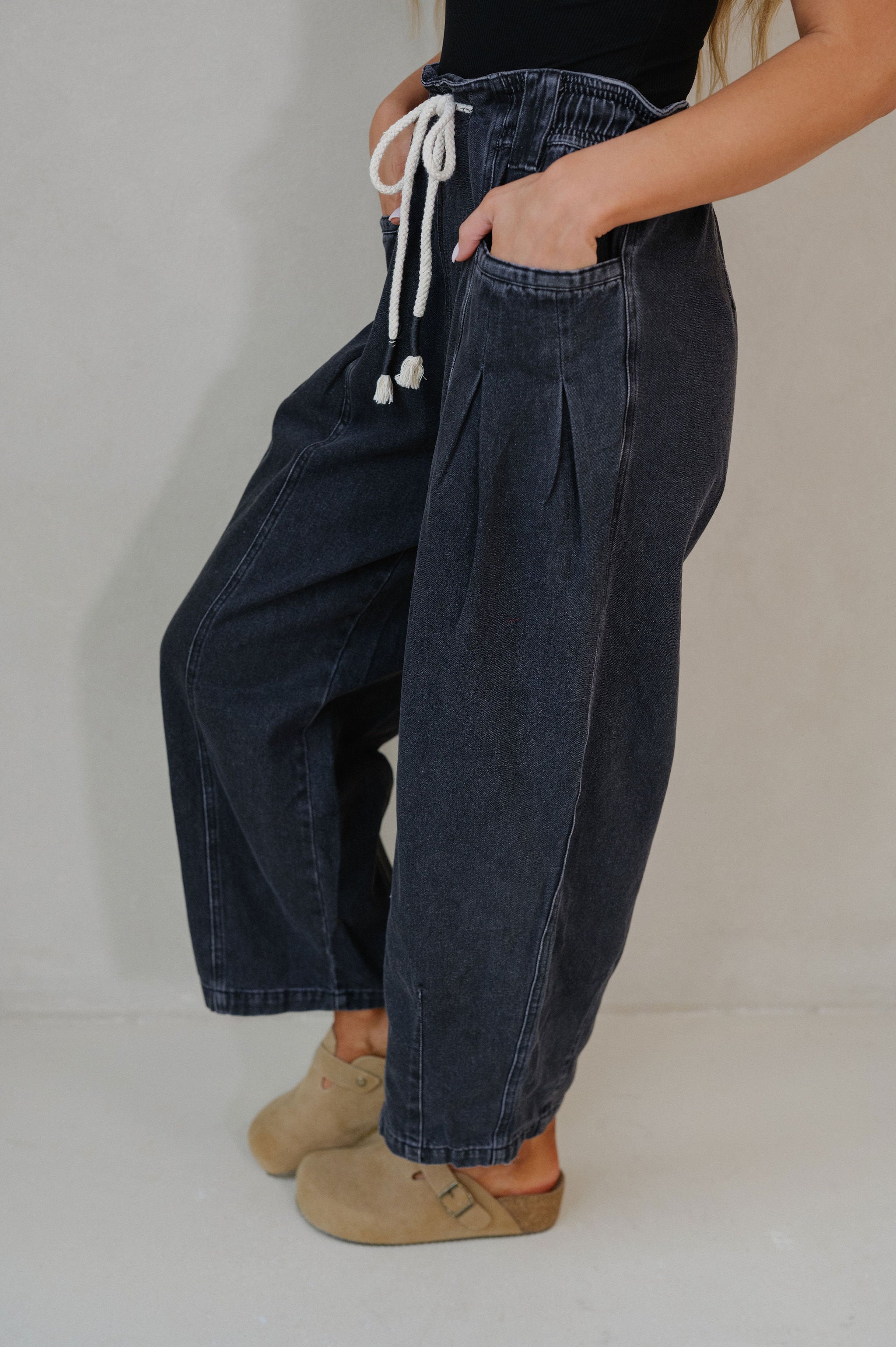 Pleated Barrel Leg Pants-Black