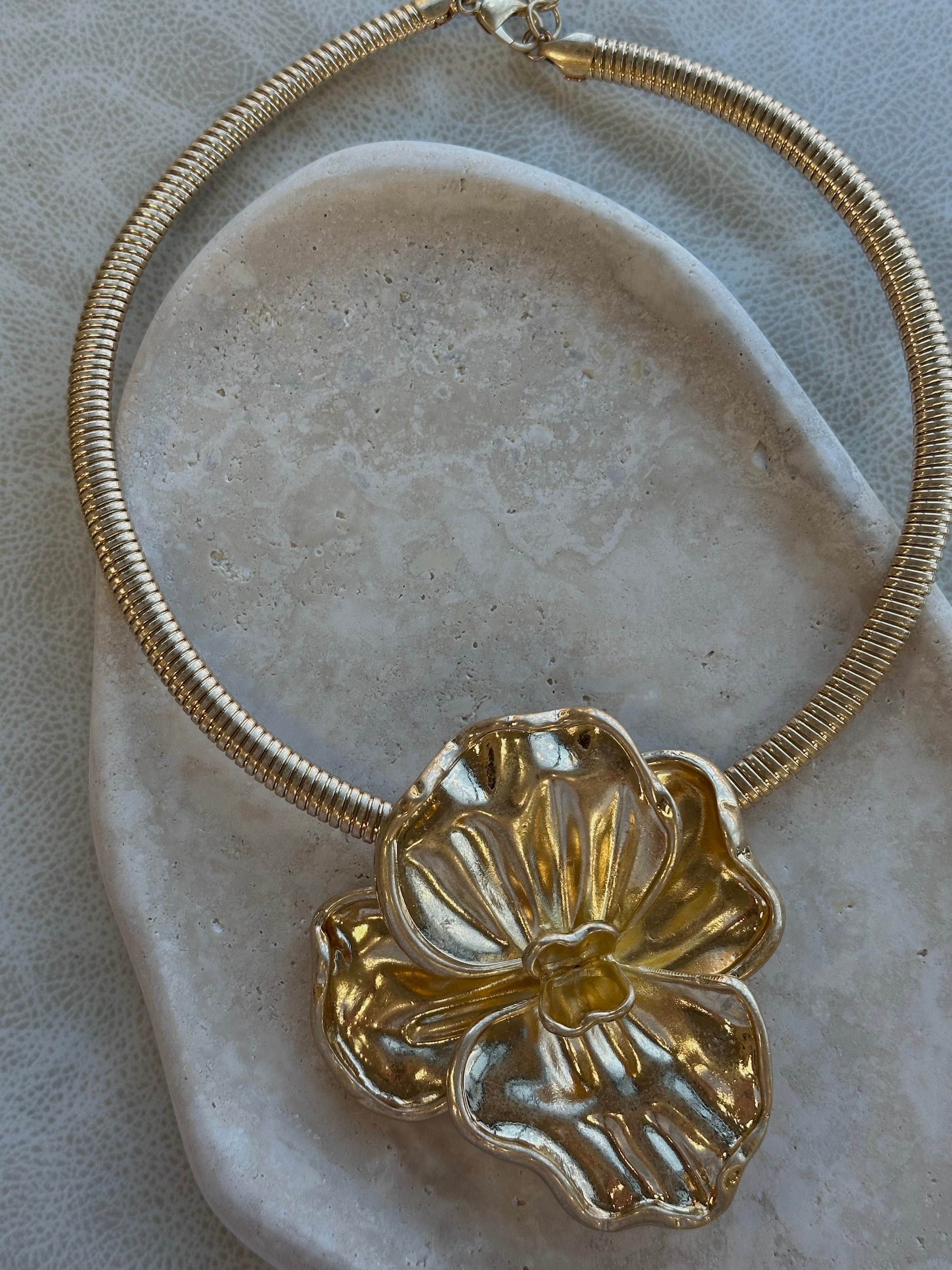 Vintage Flower Choker Necklace