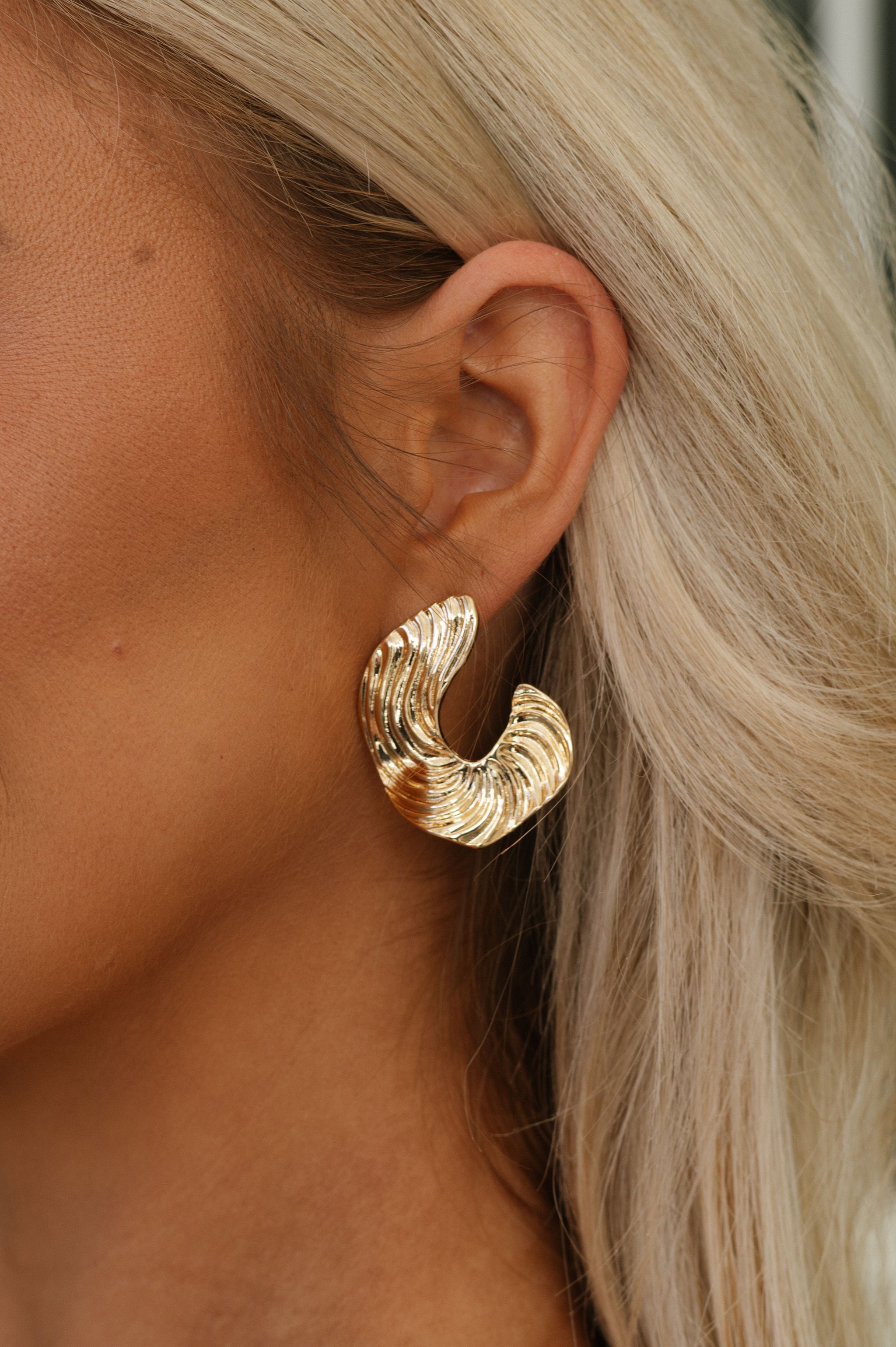 Curved Wavey Lined Stud - Gold