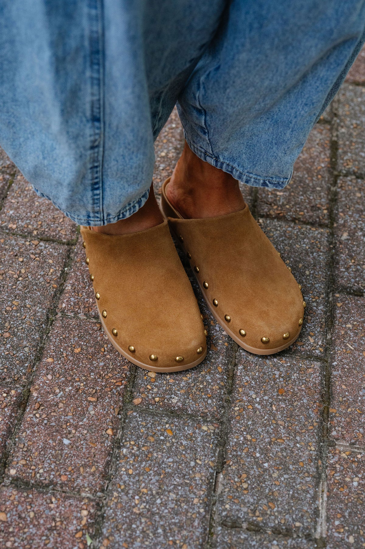 Joney Stud Slide-Light Brown Suede//DOLCE VITA