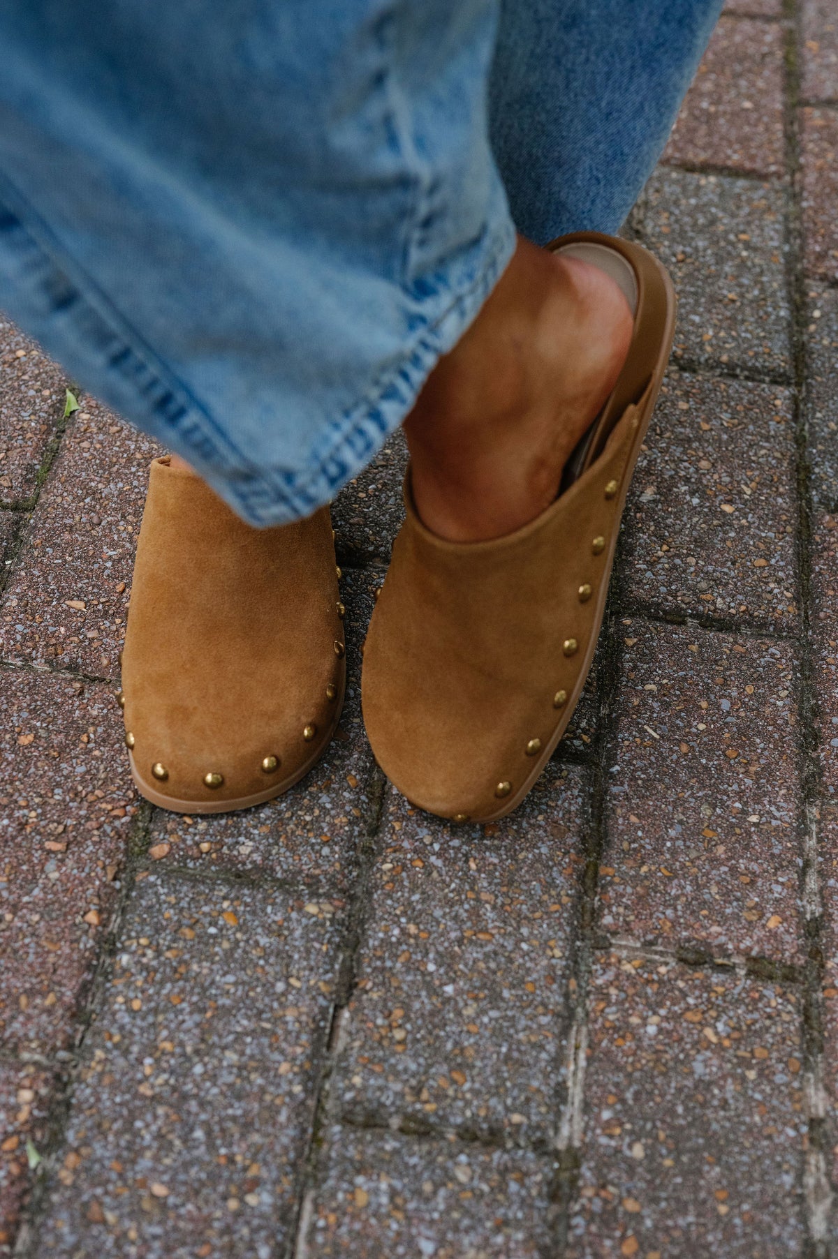 Joney Stud Slide-Light Brown Suede//DOLCE VITA