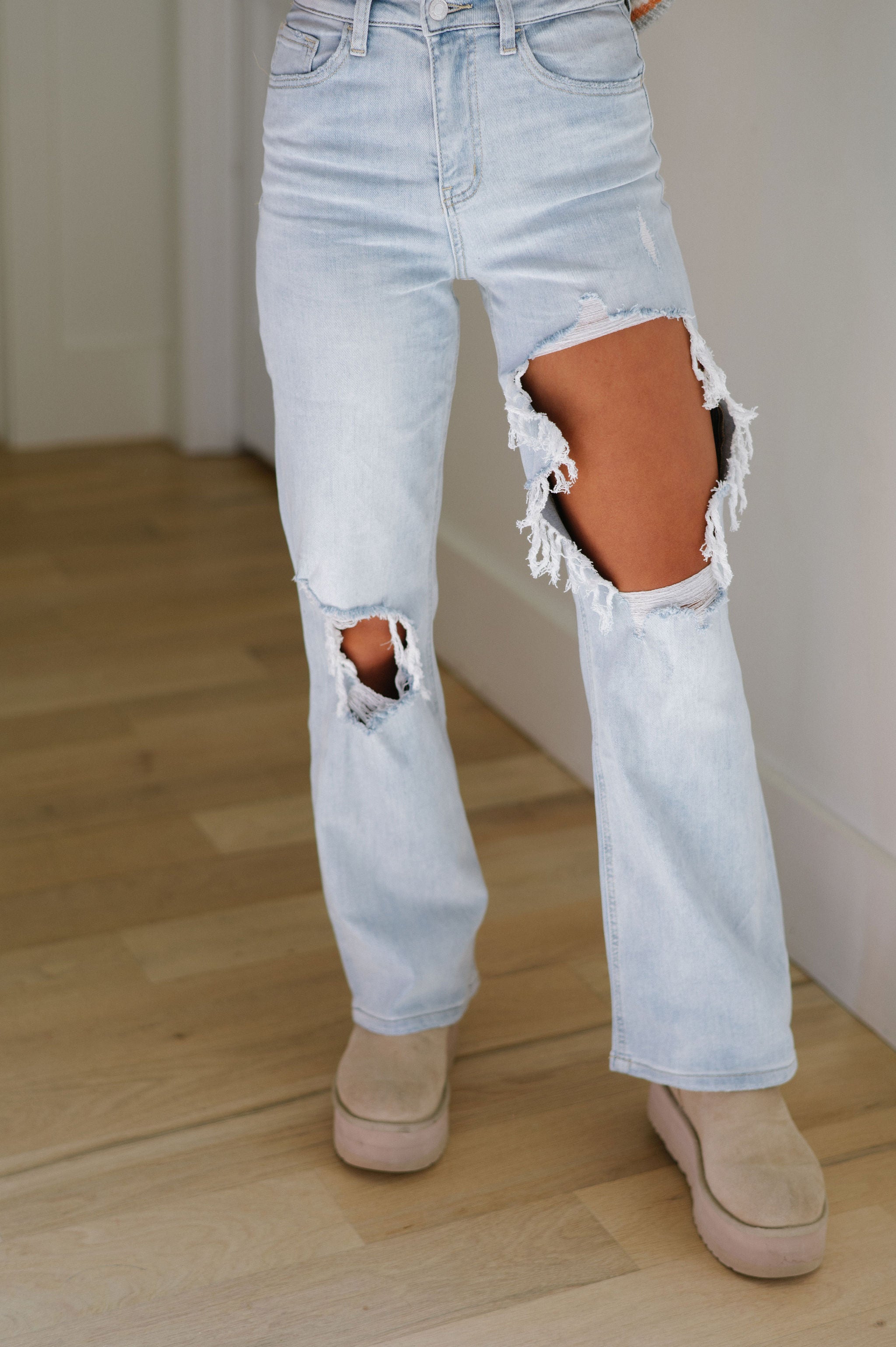 Olivia Distressed Jeans-Light Wash