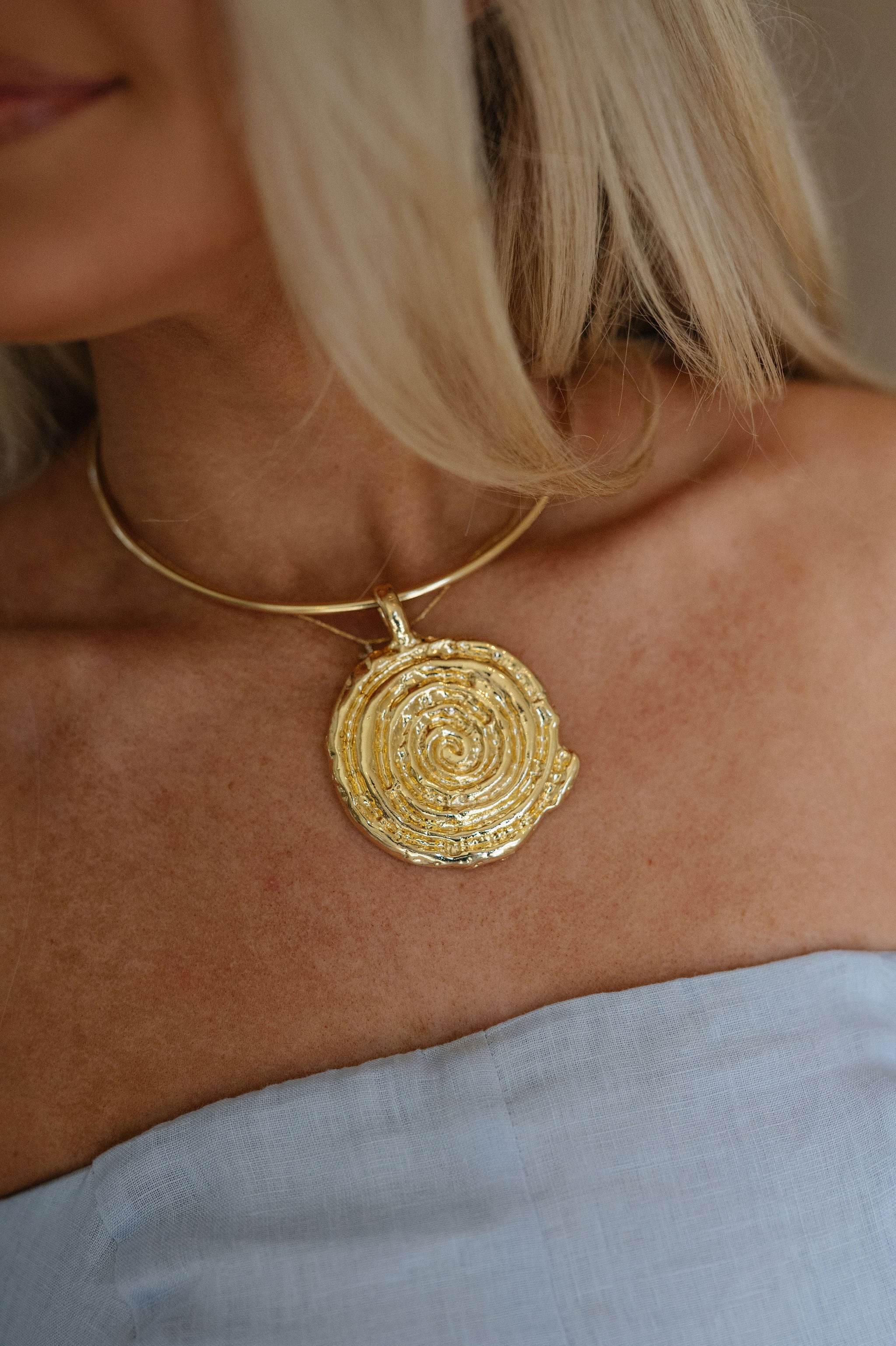 Swirl Round Open Choker Necklace- Gold