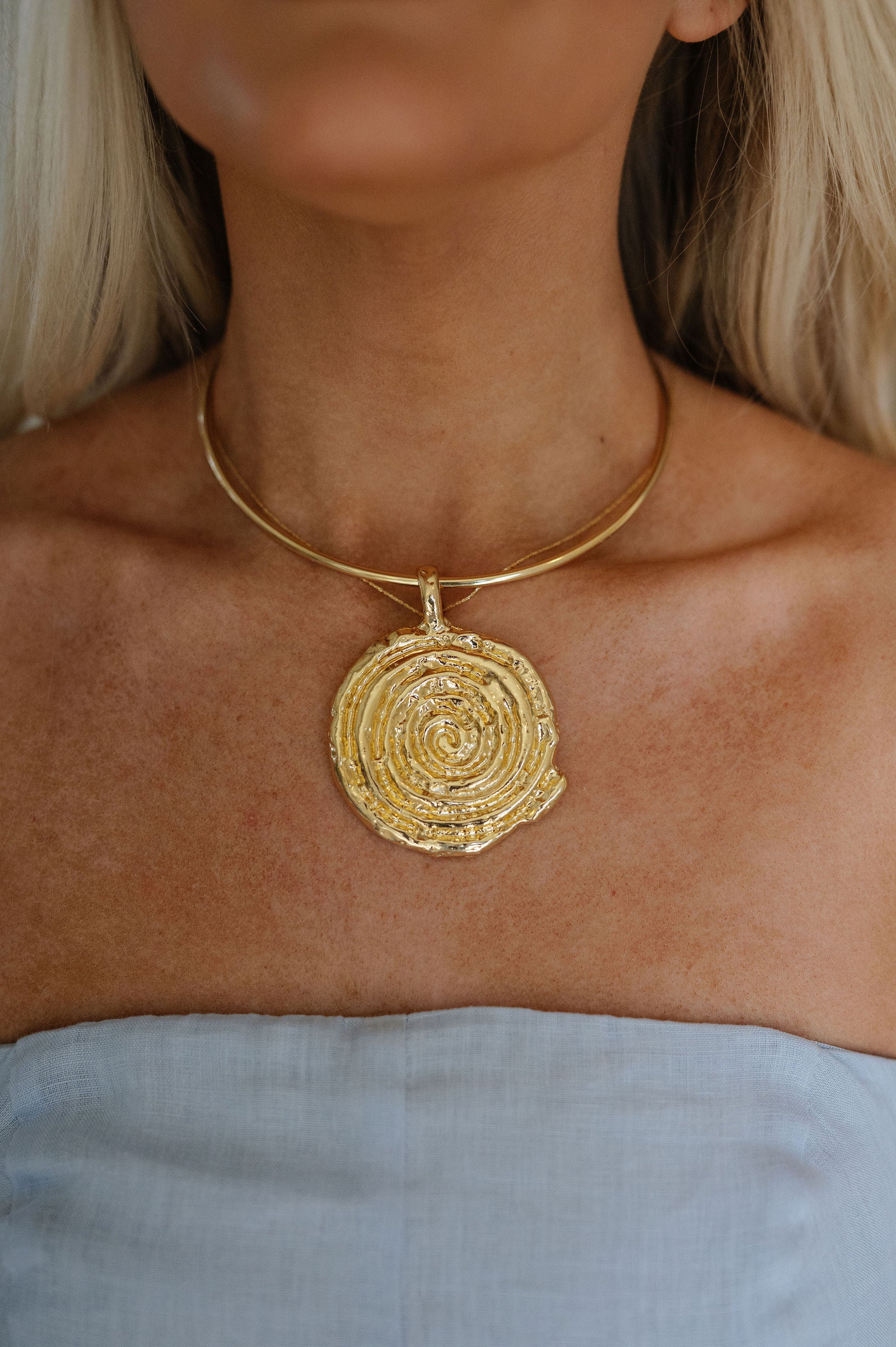 Swirl Round Open Choker Necklace- Gold