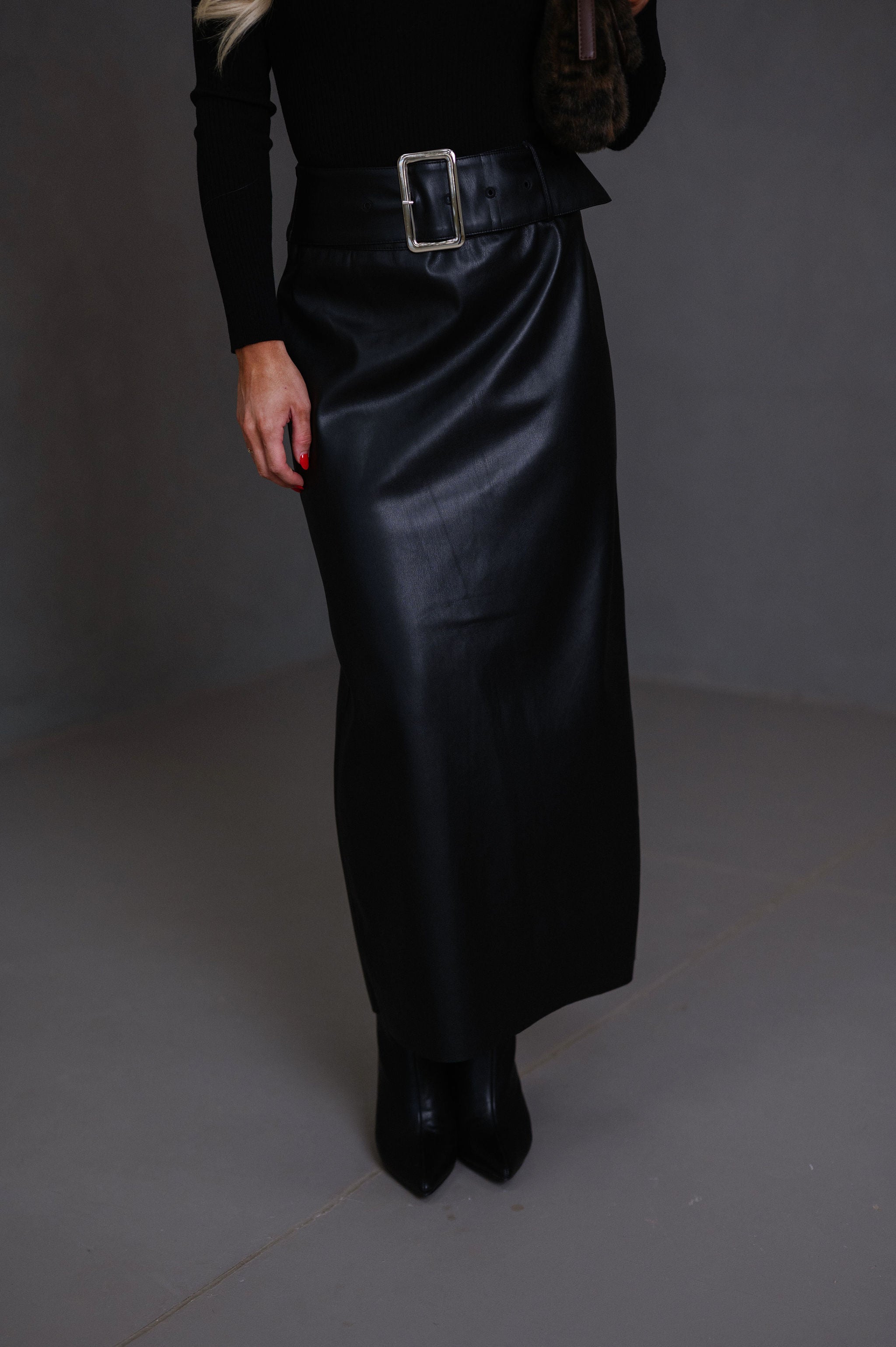 Buckle Waist Back Slit Skirt-Black