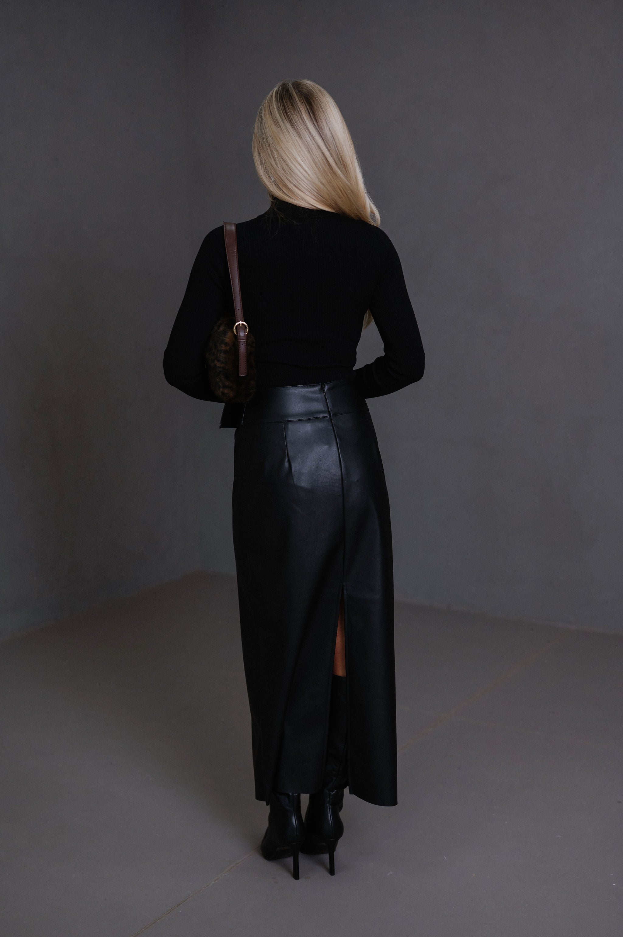 Buckle Waist Back Slit Skirt-Black