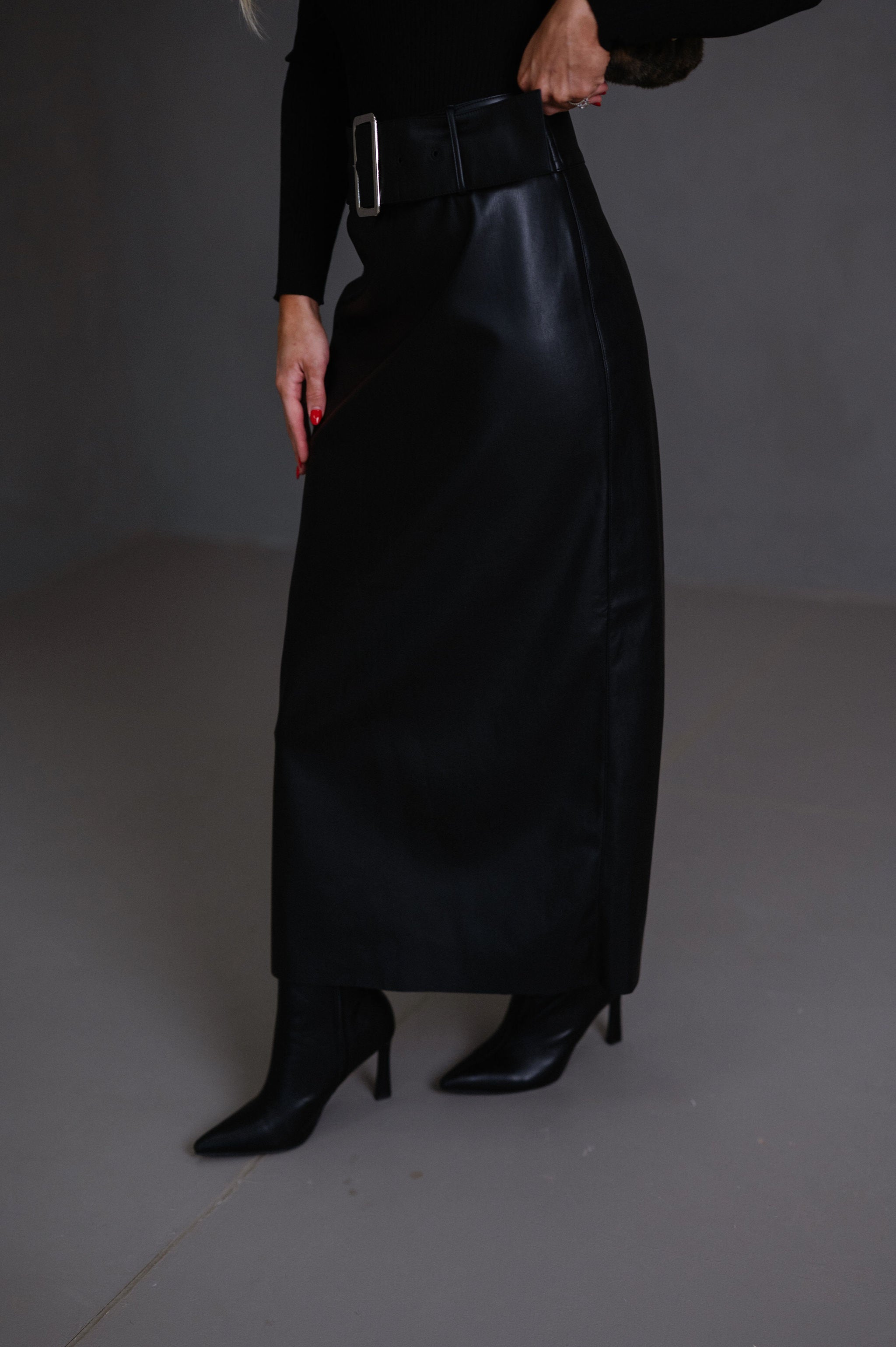 Buckle Waist Back Slit Skirt-Black
