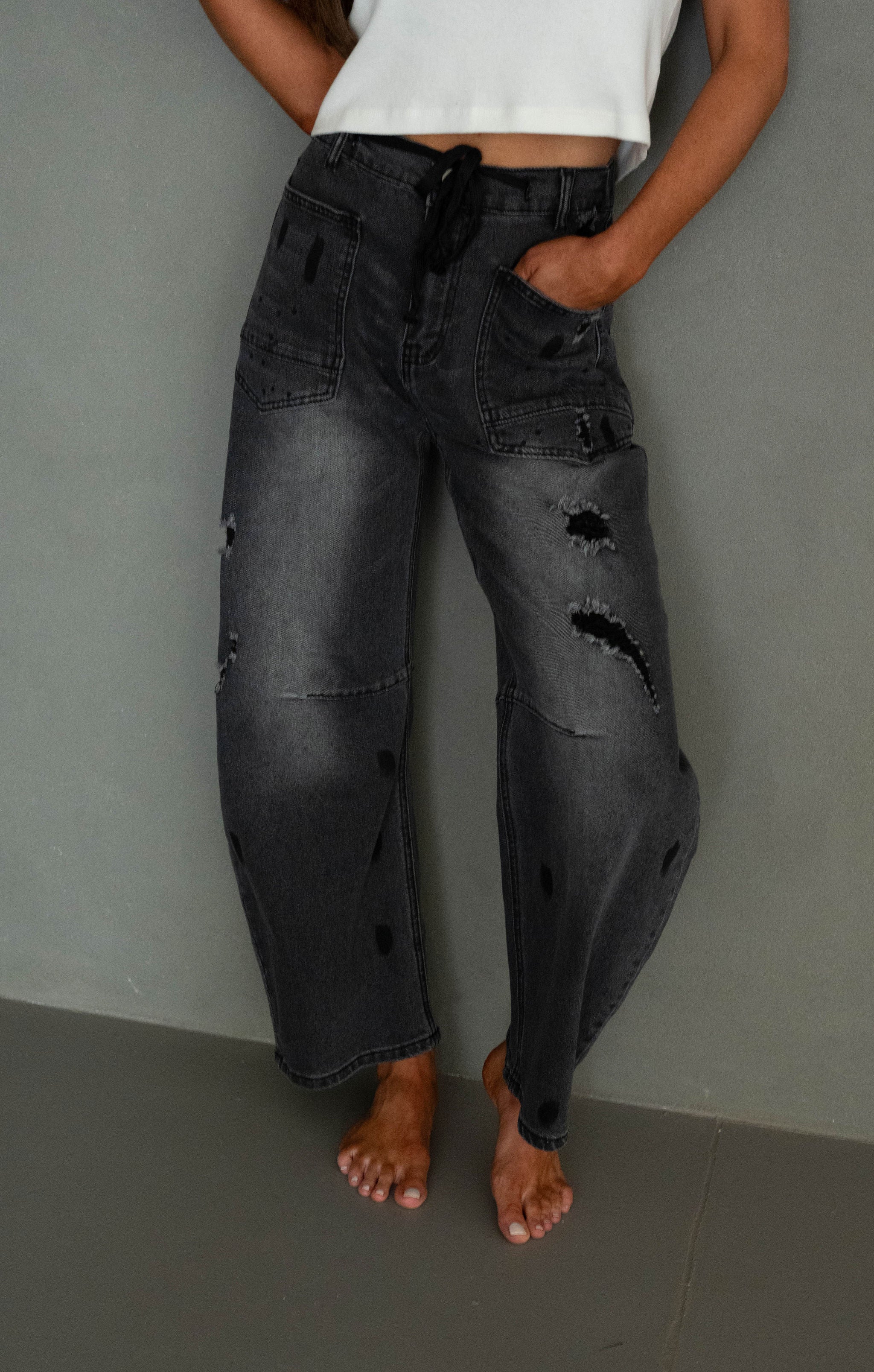 Washed Distressed Barrel Jean-Black