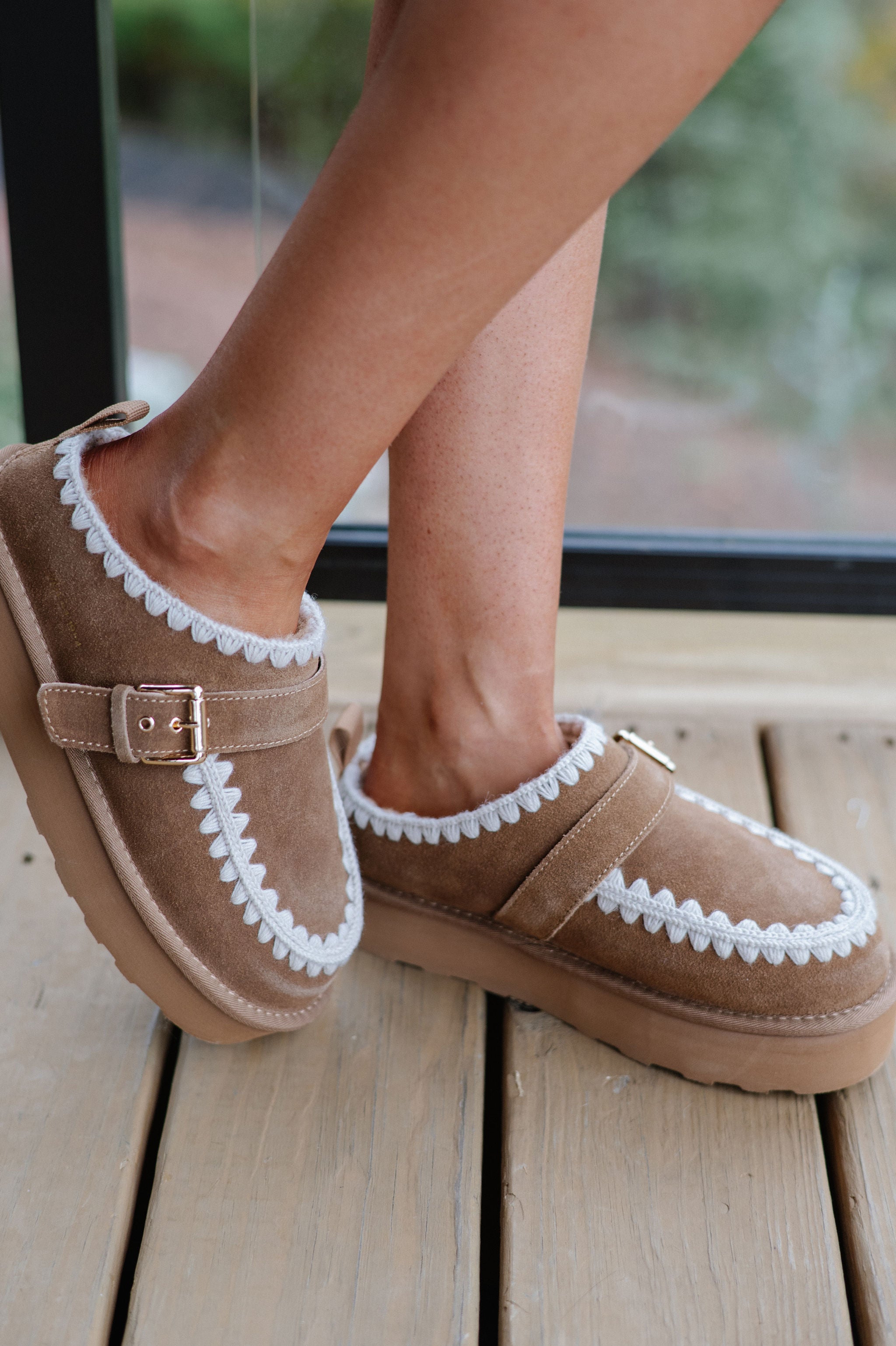 Close Clogs-Chestnut