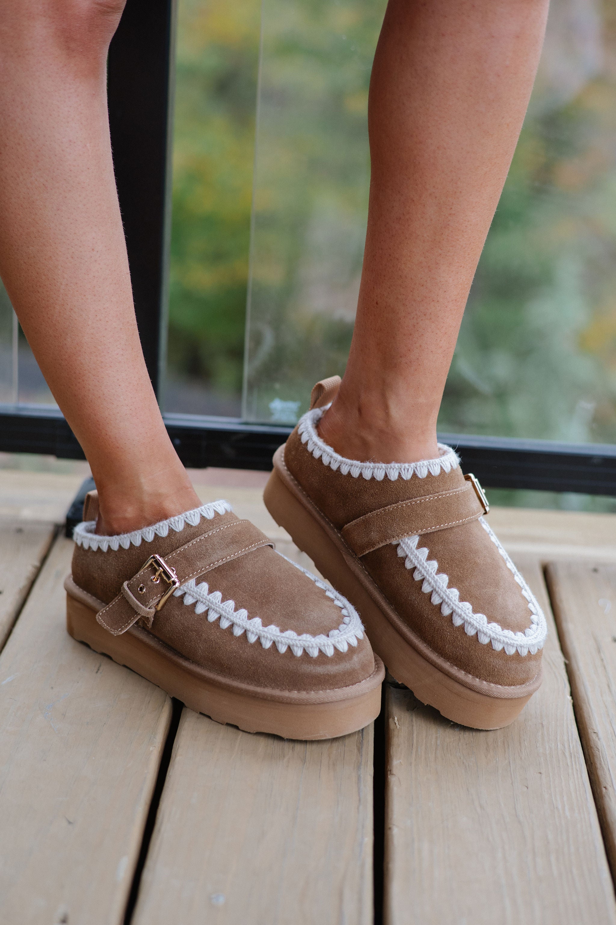 Close Clogs-Chestnut