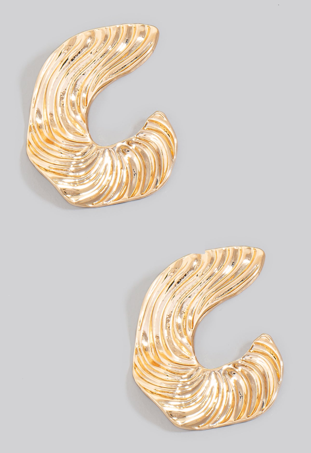 Curved Wavey Lined Stud - Gold