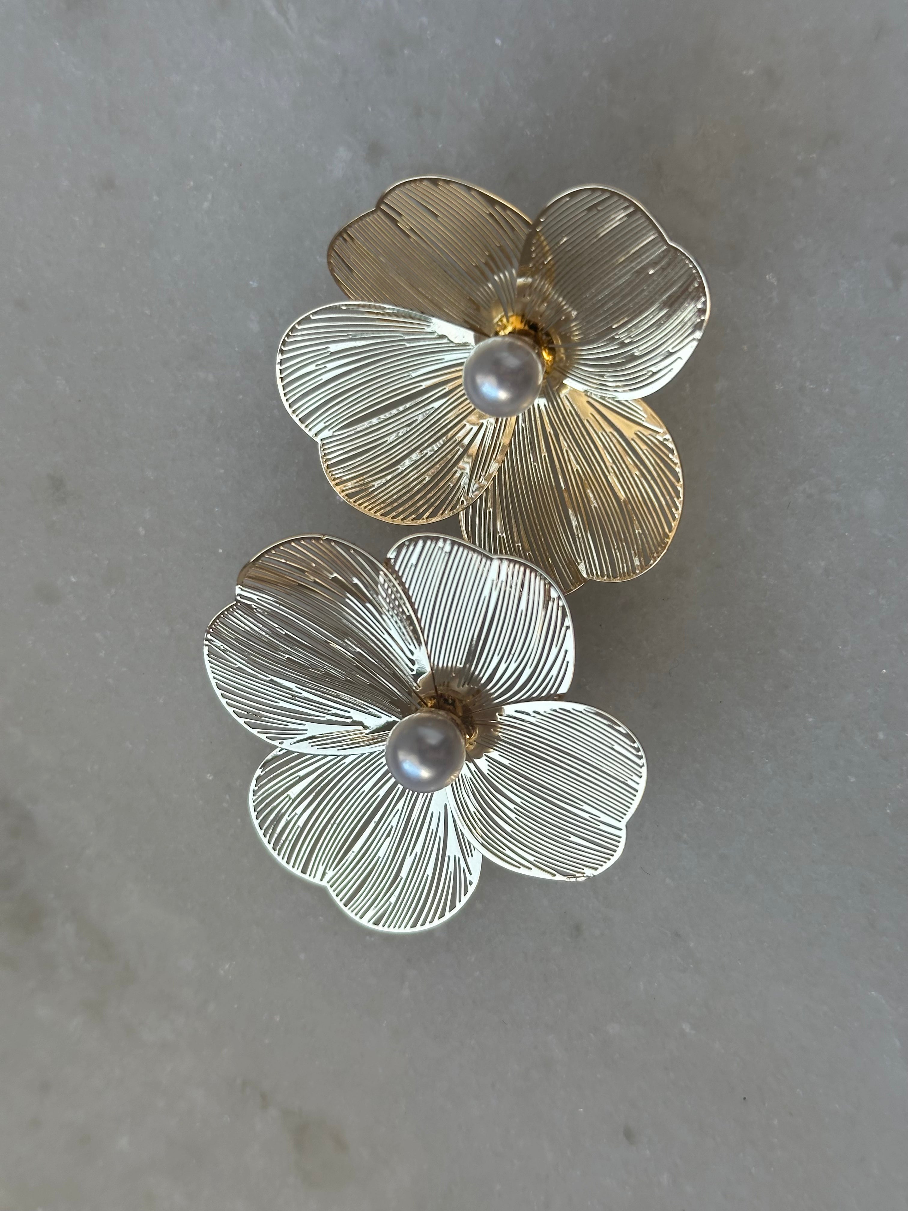 Fan Flower Pearl Earring